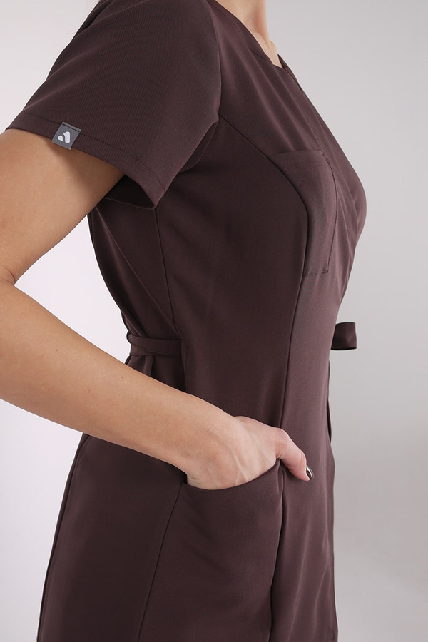 Żakiet medyczny damski czekoladowy ZA 15, krótki rękaw, Elegant Stretch