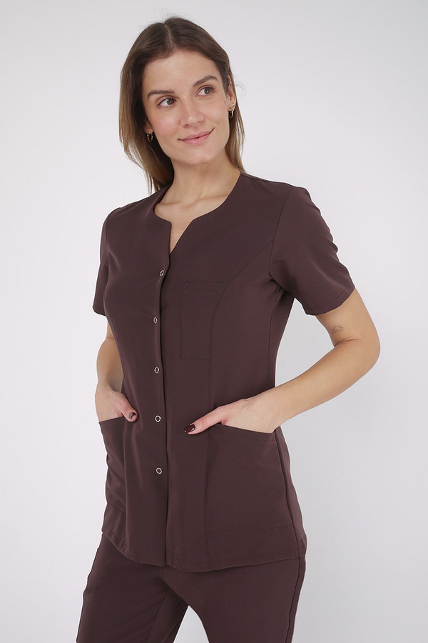 Żakiet medyczny damski czekoladowy z uniwersalnym dekoltem ZA 08, krótki rękaw, Elegant Stretch
