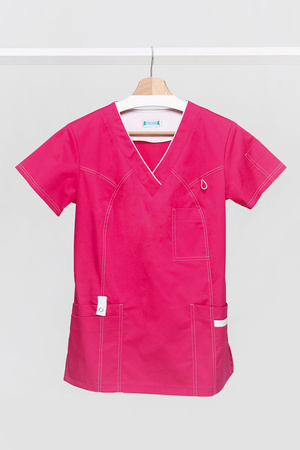 Bluza medyczna damska w kolorze fuksja z lamówkami białymi BL 52, krótki rękaw, Premium Stretch