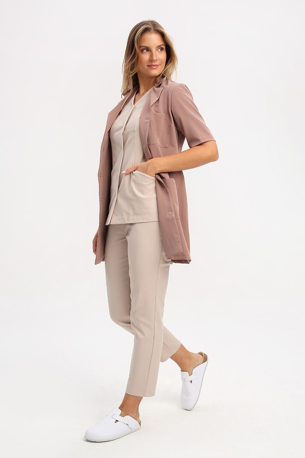 Żakiet medyczny damski z dekoltem V ZA 10.2, beż piaskowy, krótki rękaw, Premium Stretch Cotton