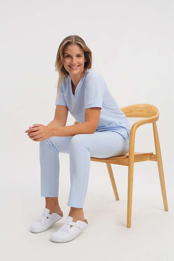 Luźna bluza medyczna damska błękitna BL 63, krótki rękaw, scrubs Elegant Stretch